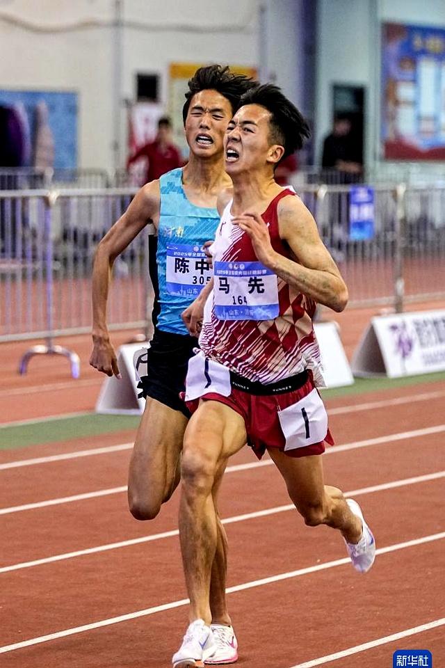 田径比赛的紧张气氛,现场观赛人数众多 田径比赛的紧张气氛,现场观赛人数众多